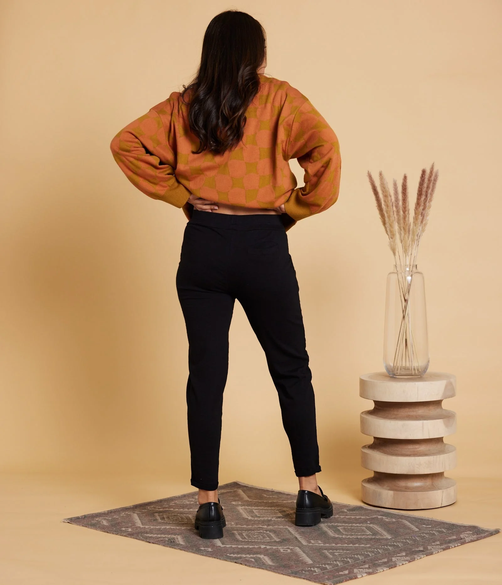 Sequoia Organic Cotton Tapered Leg Elastic Waist Pants in Charcoal - Image 5